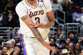 爱游戏体育官方 -浓眉哥回归赛场，大胜首场状态亮眼，拜仁观众沸腾！的简单介绍