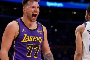 爱游戏app -东契奇迎来十二赛季高光表现，篮网球迷沸腾！(东契奇nba十佳球)